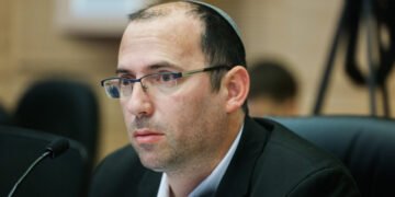 "בדם ואש נפדה אותך פלסטין" | רוטמן: במדינות אחרות מדובר בהסתה