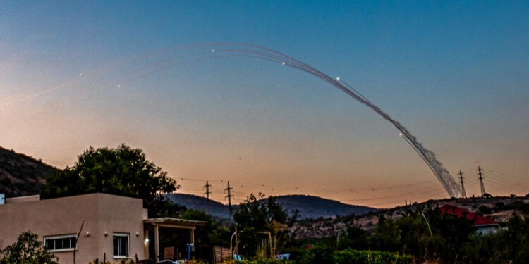 צעיר בשנות ה-20 נפצע קשה מרסיסים: כל הפרטים על המטחים לטבריה ולחיפה