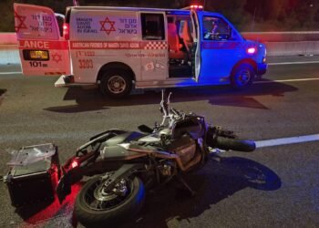 טרגדיה באשקלון: גבר בן 40 נופל מגובה 8 מטרים כשניסה להיכנס לדירתו