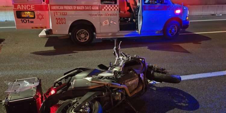 טרגדיה באשקלון: גבר בן 40 נופל מגובה 8 מטרים כשניסה להיכנס לדירתו