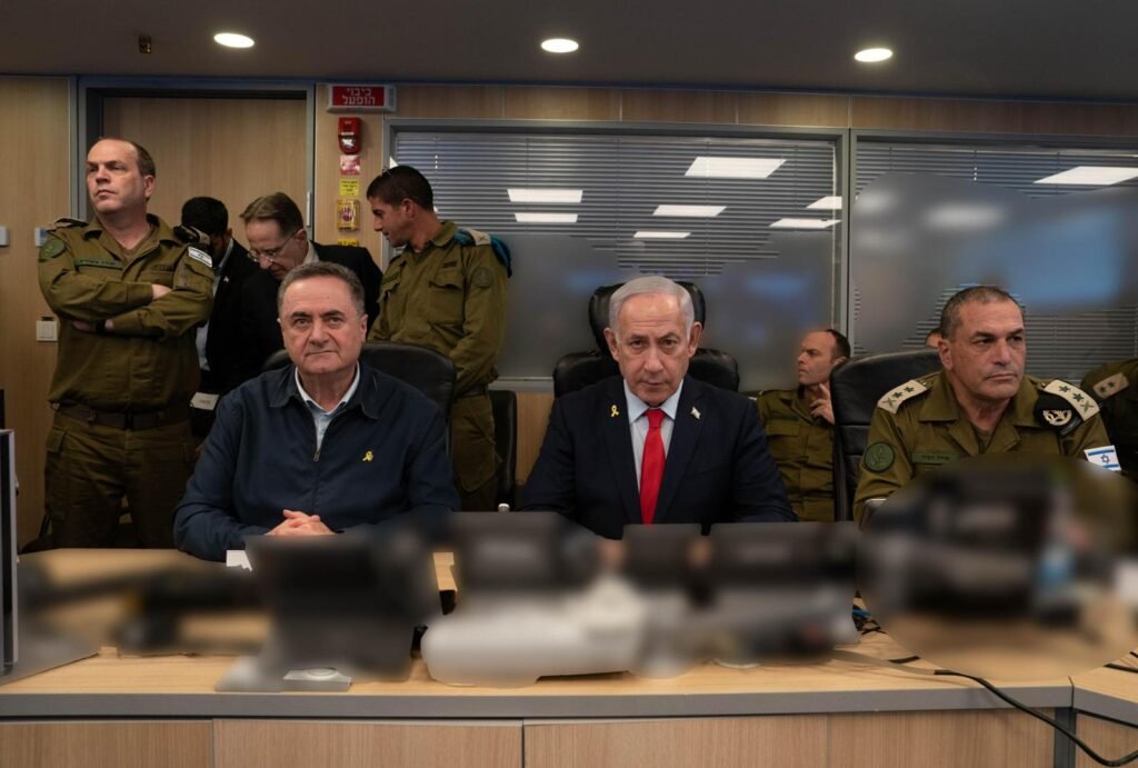 שר הביטחון ישראל כץ בבור חיל האוויר במהלך תקיפת צה"ל בתימן יחד עם רה"מ בנימין נתניהו והרמטכ"ל רב אלוף אייל זמיר