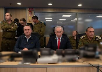 שר הביטחון ישראל כץ בבור חיל האוויר במהלך תקיפת צה"ל בתימן יחד עם רה"מ בנימין נתניהו והרמטכ"ל רב אלוף אייל זמיר