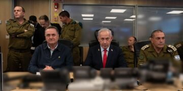 שר הביטחון ישראל כץ בבור חיל האוויר במהלך תקיפת צה"ל בתימן יחד עם רה"מ בנימין נתניהו והרמטכ"ל רב אלוף אייל זמיר